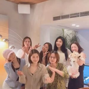Esther Liu Instagram - 沒有上班的時候
小姐們都在讀書會啊😂
從下午聊到晚上靈魂都飛了才解散
就是真的好愛好愛你們喔🫶🏻

#光聚會就很忙了
#擁抱過去的我
#我光小姐我驕傲