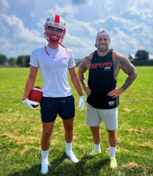 Étienne Boulay Instagram - Je sors de la retraite pour une petite pratique maison de 🏈 avec @hayden_latendresse . Content d’avoir vu les amis de chez @beastfootinc ce matin. Le stock que vous avez est incroyable 🔥