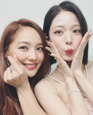 Eugene Instagram - #한터뮤직어워즈 #길보드차트 
오랜만에 무대 위 두근두근
반가운 얼굴들~🥰