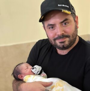 Eugenio Derbez Instagram - #WelcomeTessa 🤍
El pasado 30 de junio nació mi segunda nieta. Bienvenida Tessa a este viaje llamado vida. Te vas a divertir mucho!!! Tu familia te ama profundamente. Felicidades @jose_eduardo92 y @paodalay_2203 ✨