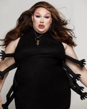 Eureka O'Hara Instagram - Have no eyebrows? Shave em? Let me give you a hand in having the perfect Brow! #eurekabrows 
Linktree Link in Bio.
.
Hair @sincityve 
Lip @patrickstarrr 
Styled @theplusbusboutique @urtumuch @fashionbrandcompany 
Photo @vadellaphoto