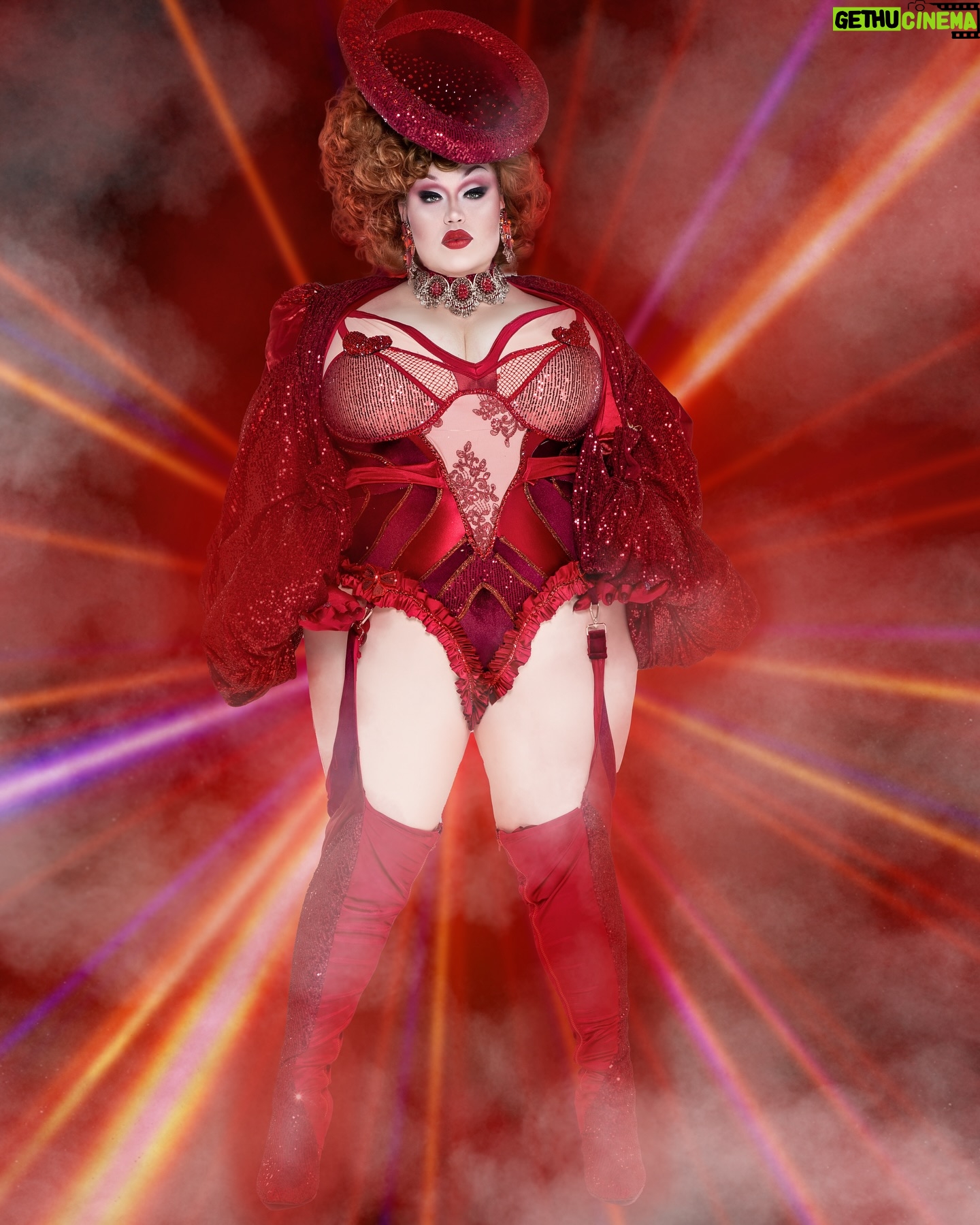 Eureka O'Hara - 11K Likes - Iām gonna be honest, @canadasdragrace is such a lovely experience. I just really wanted to do the Surprise Meme for entrance! I also decided to compete for many reasons and Iām happy to see them unfold this season.
Hair @wigsandgrace
Photo@jacob.ritts and @theroxytaylor