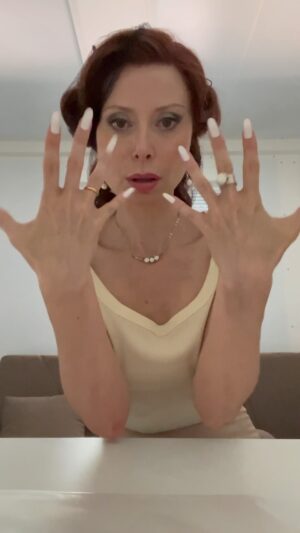 Euridice Axén Instagram - L’importante è non farsi CONDIZIONARE  #unghie #asmrnails #influencer ( con febbre)
