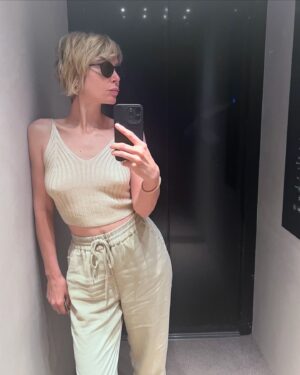 Euridice Axén Instagram - Qui si esorcizza la claustrofobia. Selfarsi piuttosto che guardarsi, è utile per distrarsi. #elevatorselfie #specchi #mirrorselfie