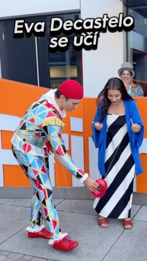 Eva Decastelo Instagram - Přijeli za námi umělci z Cirque du Soleil 🎪 předvést něco málo ze své show Corteo, se kterou přijedou už toto září do Prahy, a naše skvělá Eva Decastelo si něco málo vyzkoušela. 😎 Musíme vám říct, že to rozhodně není žádná brnkačka. 😁

#primatv #livenation #cirquedusoleil #corteo #evadecastelo
