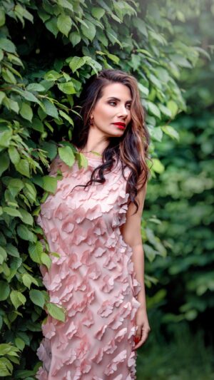 Eva Decastelo Instagram - A další série s krásnou @decasteloeva , tentokrát trochu civilnější❤️. Jak se vám tahle série líbí? 🌺 Nechte nám komentář🌺. Opět děkuji @martina_mk.makeup za krásný make-up a účes a @mua_veronikagabrielova za asistenci při focení 🌺.

#focenipraha #beauty #make-up #photography #nikoncz #focenivpraze