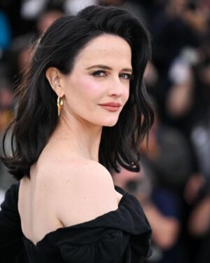 Eva Green Instagram - Bonjour, Cannes! 😎 

I am honoured to be part of this year’s In Competition jury for @festivaldecannes alongside my amazing jury members #GretaGerwig (our leader !) @lilygladstone @filmbayona @pierfrancescofavino @omarsyofficial @nadinelabaki @ebruceylan #KoreedaHirokazu

I’m looking forward to the next ten days of thoroughly immersing myself in the world of cinema. 

…. and thank you @galafr for capturing a mini reunion with @louisgarrellouisgarrel 🩵

Photos by Getty Images, AP , Reuters, AFP , WireImage

#Cannes2024 #OpeningCeremony