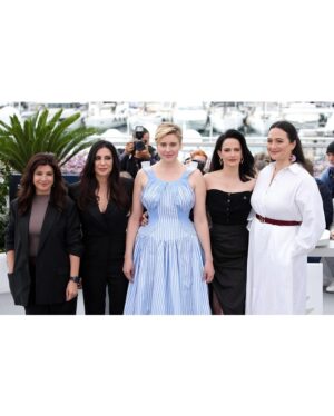Eva Green Instagram - Bonjour, Cannes! 😎 

I am honoured to be part of this year’s In Competition jury for @festivaldecannes alongside my amazing jury members #GretaGerwig (our leader !) @lilygladstone @filmbayona @pierfrancescofavino @omarsyofficial @nadinelabaki @ebruceylan #KoreedaHirokazu

I’m looking forward to the next ten days of thoroughly immersing myself in the world of cinema. 

…. and thank you @galafr for capturing a mini reunion with @louisgarrellouisgarrel 🩵

Photos by Getty Images, AP , Reuters, AFP , WireImage

#Cannes2024 #OpeningCeremony