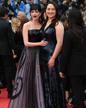Eva Green Instagram - Bonjour, Cannes! 😎 

I am honoured to be part of this year’s In Competition jury for @festivaldecannes alongside my amazing jury members #GretaGerwig (our leader !) @lilygladstone @filmbayona @pierfrancescofavino @omarsyofficial @nadinelabaki @ebruceylan #KoreedaHirokazu

I’m looking forward to the next ten days of thoroughly immersing myself in the world of cinema. 

…. and thank you @galafr for capturing a mini reunion with @louisgarrellouisgarrel 🩵

Photos by Getty Images, AP , Reuters, AFP , WireImage

#Cannes2024 #OpeningCeremony