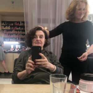 Eva Holubová Instagram - Ne, tohle neni soucasna fotka. Takhle jsem vypadala pred rokem a pul. Je to vysledek, kdyz mi jedna nejmenovana kadernice na pokyn zaslouzileho maskera obarvila vlasy a vzapeti udelala trvalou. Zrejme to trochu prepalila a vlasy spalila. A ja si je kazdy vecer umyla a potom vyfoukala do hladka a rano se probouzela jako zanedbanej pudl nebo s hlavou pripominajici Einsteina, zalezi na uhlu pohledu. A potom mne moje adoptivni dcera a zaroven andel strazny @simonabrdickova uvidela a rekla, ze tohle nejde. A @pavel.bauer mne poslal k ni!! A ONA mi ten porost hlavy spravila. Od te doby chodim k ni. Stala se mi pritelkyni i terapeutkou. Jeji jmeno je BLANKA HAŠKOVÁ. 👏🏿👏🏿👏🏿 @hblanion 

Ja jsem si na ni vzpomnela, kdyz jsem chtela napsat o 21.srpnu A POZOR!! 1969. Jak to souvisi s Blankou? Vcera jsem si chtela dat volno od IG, ale rano jsem ho proste automaticky otevrela. Od doktora jsem dostala doporuceni, at se nezabyvam na cas politikou, ale prvni, nac jsem narazila byla jakasi obhajoba Ruska a valecneho zlocince Putina. Jeste jsem ty cesky mámě odepsala a vzpomnela si, ze to je komnata, kam nesmim. A cely den i noc jsem si dala od IG pokoj a bylo to fajn. Ja to mam tady rada, rada se inspiruju Vasimi prispevky, ale nesmim se zabyvat trolly, hejty, pomatenci.. Neztracet s nimi nervy a cas. A potrebovala jsem rychle nekoho silnyho, tvurciho, zajimavyho a pozitivniho. Empatickyho a zaroven pevnyho v nazorech. Tak jsem si vybavila Blanicku a cely den koutky nahoru. Mate taky nekoho takovyho s nimz Vas dala dohromady jeho nebo Vase profese? ( p.uč. Vaseho ditete, usmevava pokladni v samosce k ni jdete, i kdyz je u ni nejvetsi fronta, sestricka u Vas na stredisku, ukrajinska sanitařka v nemocnici, ktera hladi uz jenom pohledem a usmevem, ceska sestricka v nemocnici, ktera chape, ze Vam strach vylagroval mozek a trpelive Vam vysvetluje, co Vam pred chvili rekla pani doktorka, ktera je ovsem stejny andel… ANO, JSOU TO ANDELE NA ZEMI a ja doporucuju si jich vsimat a hejckat si je, opravdicky i obrazne. 😂🙏🕊✌🏻❤️
