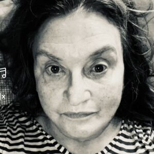 Eva Holubová Instagram - Nelekejte se, to ke tesne po probuzeni, to se jeste sklepe!!😂Jenom v rychlosti, odcviceno, uz se nemusim ani moc premlouvat. Uz si zacinam uzivat ten pocit po rozcvicce. Prerusovany pust 8/16 drzim, lepe se mi spi, kdyz jsem polosyta. A pozor, jeste nedavno jsem se budila hlady. Zhubla jsem kilo, drzim se na 80, tedy kolisam 80/82. Ale za to se zatim neplisnim. Musim upravit jidelnicek. To si nechavam na Sicku. A pravidelne aplikuju rano a vecer svou kosmetickou kuru. Ze to neni videt? To nevadi, ale citim se vyborne a zacina se z toho stavat zvyk. 😂🙏✌🏻👍🏿✋🏽❤️