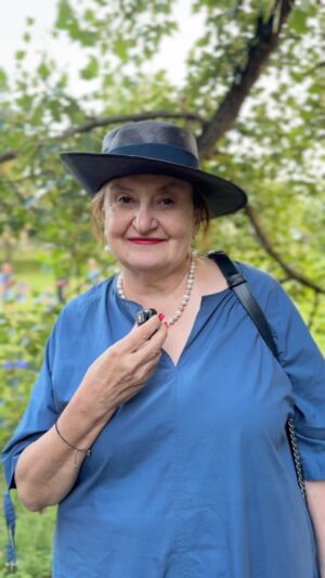Eva Holubová Instagram - 🗓️ Jak vzpomínáte na srpen 1968? Zeptali jsme se herečky Evy Holubové a písničkáře Jakuba Nohy, jaké vzpomínky v nich výročí sovětské invaze do Československa vyvolává.  Akce Běž domů, Ivane! byla nabitá silnými i dojemnými příběhy malých i velkých hrdinství. 🗣️ Poslechněte si některé z nich a připomeňte si, že nesmíme dopustit, aby se historie opakovala. ❗️

Nezapomínáme.