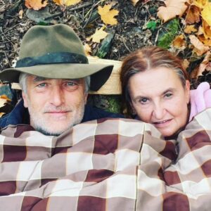 Eva Holubová Instagram - Tocili jsme spolu vickrat. Jednou byla priserna zima, dovezli nas na plac prilis brzy, nikde zadny zazemi. Tomas uz tam lezel pod spacakem, prkynko pod hlavou. Sla jsem okolo neho, zvedl spacak, ja pod nej vklouzla, nez jsem stacila podekovat, rekl “MLČ!”, coz nas rozesmalo. Ani nevim, kdo nas cvaknul. Je to stara zalezitost, šmejdilum z bulvaru: uz to bylo otisteno!! 

Prosim vsechny charitativni organizace a spolky, nemohu se ted zapojovat, i kdyzbych moc chtela. Musim urgentne vyresit malou zdravotni komplikaci. 

Mam rada nektere sve kolegy. Jsou to vic kamaradi, nez kolegove. Ze SKLEPA a z Divadelni Poute to plati o vsech. To je velky dar. Mam presah i ve @studio.dva , kam za chvili odjedu. Na dva dny! Dnes Libanky na Jadranu, zitra Poprask na lagune. Tesim se na prekvapeni na rybnicku. V loni to byla Rusalka. To letosni jsem vymyslela ja. Jen napad, jen takove placnuti….Natocim Vam to. Mejte se a smejte se, on se duvod vzdycky najde, kdyz budete chtit!!! Jako my s Tomasem, tolik jsme se spolu nasmali.😂❤️✋🏽🙏🕊