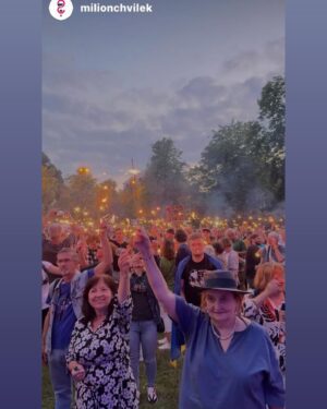 Eva Holubová Instagram - Ach, az ted jsem to rozdejchala!!! Ale poporadku. Nakonec jsem na malou demonstraci “Běž domu, Ivane” jela sama. Pomalu se pred ruskou ambasadu zacali schazet ucastnici. Vetsina meho veku a vys. Rikala jsem si, mladi z Cloveka v tisni, Milionu chvilek, Pameti naroda nam “starsim a výše” usporadali demonstraci. Ihned jsme se potkali s @vyhlidalovasarka . Byla s pritelkyni a ja se okamzite prestala citit sama. Hned mne vzaly do party. Na zacatku moderatorka setkani, uzasne vtipne a s nadsazkou privitala ČESKOU PRORUSKOU TV, nevim, kde vysila a ani ji zatim nemohu prijit na jmeno. Na poslednich fotkach vidite jeji stab. Ja uz toho prekrucovani pravdy mam dost. Jak muze nekdo tvrdit, ze nas tehdy obsadili Ukrajinci a ted je tu mame zas!! Tehdy nas obsadila armada SSSR a v ni byli prislusnici svazovych republik, tusim, ze jich bylo 15. Vojaci byli povolavani jako do valky, odmitnuti = dezerce= poprava. Cele to ridil Kreml v cele s Breznevem. Jestli nekdo argumentuje, ze ted tu mame Ukrajonce zase, pak to je manipulator nebo idiot. Ti lide jsou valecni uprchlici!!! Akorat agresor je opet z Kremlu. 

Zitra jsou dalsi akce, ale ja musim na vysetreni a jsem dost unavena po Bratislave, ktera byla krasna, ale zaroven i hruzne smutna. Diky politikum, kteri to tam ted vzali do svych pařátů. Ach, bratři, drzme se, pomahejme si, podporujme se. 
Nedopustme, aby se opakovalo to, co v roce 69, kdy budou bit Češi Čechy, Slovaci Slovaky. A vy, hrdinove Ukrajiny, at uz nastane ve vasi zemi mir, podepreny clenstvi v NATO, at se co nejrychleji rozviji s pomoci EU, jejiz se stanete clenem. Vite nekdo o projektech, ktere u nas financovala EU? ❤️✌🏻🕊Drzme se!!! Spolu to dokazeme a vrahy porazime.