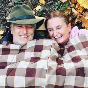 Eva Holubová Instagram - Tocili jsme spolu vickrat. Jednou byla priserna zima, dovezli nas na plac prilis brzy, nikde zadny zazemi. Tomas uz tam lezel pod spacakem, prkynko pod hlavou. Sla jsem okolo neho, zvedl spacak, ja pod nej vklouzla, nez jsem stacila podekovat, rekl “MLČ!”, coz nas rozesmalo. Ani nevim, kdo nas cvaknul. Je to stara zalezitost, šmejdilum z bulvaru: uz to bylo otisteno!! 

Prosim vsechny charitativni organizace a spolky, nemohu se ted zapojovat, i kdyzbych moc chtela. Musim urgentne vyresit malou zdravotni komplikaci. 

Mam rada nektere sve kolegy. Jsou to vic kamaradi, nez kolegove. Ze SKLEPA a z Divadelni Poute to plati o vsech. To je velky dar. Mam presah i ve @studio.dva , kam za chvili odjedu. Na dva dny! Dnes Libanky na Jadranu, zitra Poprask na lagune. Tesim se na prekvapeni na rybnicku. V loni to byla Rusalka. To letosni jsem vymyslela ja. Jen napad, jen takove placnuti….Natocim Vam to. Mejte se a smejte se, on se duvod vzdycky najde, kdyz budete chtit!!! Jako my s Tomasem, tolik jsme se spolu nasmali.😂❤️✋🏽🙏🕊