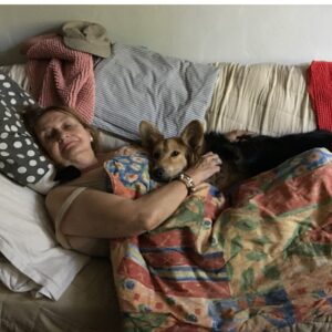 Eva Holubová Instagram - Tak jsem si odpoledne trochu bucla a manzel nas pristihnul a vyfotil pro pravnika..😂☺️. Tenhle pejsek ma smutny pribeh se stastnym pokracovanim. Zil na venkove, prevazne v kotci, staral se o ovecky, o kozy, je to pastyr. Jeho pan, jinak hodny clovek, kdyz se napil, tak ho asi… Kdyz pan umrel, zustal u domu, v tom kotci. Prokousal se a utekl. Nasli ho az 40 km od domova a vzali do utulku, odkud byl vyzvednut a zachranen. Je to uzasny dobrak a dobijecka baterii. Mam ho pouze “pujcenyho”, tak vyuzivame kazdou chvilku, kdy muzeme byt spolu. Je to nejvernejsi pritel. Myslim, ze sem ke mne nechodi nikdo, kdo by tyral nebo nejak ublizoval zviratkum, ale kdybyste nekoho takoveho znali, nahlaste ho, prosim. To neni zalovani ani udavani, to je ze se z lhostejnych prihlizovatelu stanou zastanci a zachranci. A jestli se Vam do toho nechce, napiste mne, ja na to upozornim @ochranci_zvirat_a_prirody nebo @jiri_pospisil_top09 … A doporucuju ruzne utulky, treba potrebujete takoveho kamarada, ani o tom nevite. Ja doporucuju @utuloktulacik , to pro Slovensko. A nasi Esku mame z @pesnejvernejsipritel . Ale je tech utulku vuc. Klidne do Vasich prispevku davejte tipy. 🙏My si hrajeme na štěňátka, což už je mozna uchylny, ale strasne v tomhle svete prijemny. ❤️🐶🐶😂