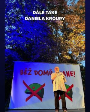Eva Holubová Instagram - Ach, az ted jsem to rozdejchala!!! Ale poporadku. Nakonec jsem na malou demonstraci “Běž domu, Ivane” jela sama. Pomalu se pred ruskou ambasadu zacali schazet ucastnici. Vetsina meho veku a vys. Rikala jsem si, mladi z Cloveka v tisni, Milionu chvilek, Pameti naroda nam “starsim a výše” usporadali demonstraci. Ihned jsme se potkali s @vyhlidalovasarka . Byla s pritelkyni a ja se okamzite prestala citit sama. Hned mne vzaly do party. Na zacatku moderatorka setkani, uzasne vtipne a s nadsazkou privitala ČESKOU PRORUSKOU TV, nevim, kde vysila a ani ji zatim nemohu prijit na jmeno. Na poslednich fotkach vidite jeji stab. Ja uz toho prekrucovani pravdy mam dost. Jak muze nekdo tvrdit, ze nas tehdy obsadili Ukrajinci a ted je tu mame zas!! Tehdy nas obsadila armada SSSR a v ni byli prislusnici svazovych republik, tusim, ze jich bylo 15. Vojaci byli povolavani jako do valky, odmitnuti = dezerce= poprava. Cele to ridil Kreml v cele s Breznevem. Jestli nekdo argumentuje, ze ted tu mame Ukrajonce zase, pak to je manipulator nebo idiot. Ti lide jsou valecni uprchlici!!! Akorat agresor je opet z Kremlu. 

Zitra jsou dalsi akce, ale ja musim na vysetreni a jsem dost unavena po Bratislave, ktera byla krasna, ale zaroven i hruzne smutna. Diky politikum, kteri to tam ted vzali do svych pařátů. Ach, bratři, drzme se, pomahejme si, podporujme se. 
Nedopustme, aby se opakovalo to, co v roce 69, kdy budou bit Češi Čechy, Slovaci Slovaky. A vy, hrdinove Ukrajiny, at uz nastane ve vasi zemi mir, podepreny clenstvi v NATO, at se co nejrychleji rozviji s pomoci EU, jejiz se stanete clenem. Vite nekdo o projektech, ktere u nas financovala EU? ❤️✌🏻🕊Drzme se!!! Spolu to dokazeme a vrahy porazime.
