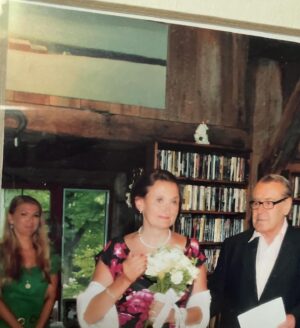 Eva Holubová Instagram - Odjezd odlozen, vcera vycerpavajici den pro celou posadku ( @holu_ka a já a Ešus). Nechceme stres, i cesta musi byt na pohodu. A ja aspon “oslavim” vecer vyroci svatby s manzelem. Nevim ale kolikate?!😳😂 Marti, nevis??🙏 Byl to dalsi krasny z mych zivotnich dnu. Vybrala jsem si dobre, coz jsem ted vyrazne pocitila, kdyz jsem potrebovala psychicky povzbudit a fyzicky pomoc. Bajecne snidane meho manžela do postele, bajecne nastartuji kazdy den. Velke diky posilam, Milosku, tam nahoru. Tys to vymyslel, aspon ja si to tak pamatuju, cele jsi to sponzoroval, odvedl mne k oltari a spolu se “statni zastupkyni” statu Connecticut nas oddal. Ovsem stejne diky smerem k @martiinaforman , ktera to vse zaridila, objezdila se mnou, proste byla dobrou dusi celeho projektu. Na DAMU jsme meli ukol/etudu: ZAHRAT CO S NAMI BUDE ZA 30 let, setkani studentu. Moji spoluzaci to pojali tenkrat tragicky. Jedem oslepl ( paradoxne se pak zivil praci v rozhlase). Ja jsem prijela s USA, privezla jsem jim pozdravy od Milose a ukazat sosku Oscara, kterou jsem vyhrala za jeho film. To jsem jeste Milose osobne neznala, ani jeho starsi kluky, mladsi jeste nebyli na svete. A hle, jak se to vyplnilo. Milos mne sice nereziroval ve svem filmu, ale na me svatbe.😂Meli jsme vyjit z kuchyne na urcity ton Dvorakova Larga. Ja jsem byla rozechvela, jak se na nevestu slusi a patri. Milos mi rekl at se uklidnim, narovnam a soustredim se, at neprosereme nastup. Dal mi znameni neznou herdou do zad a vyrazili jsme. Okamzite nam naskocily koutky nahoru. A pak uz nevim…Ani Oscara jsem nedostala, ale zato jsem nasla svuj SVATEJ GRÁL. Jsem za nej vdecna cim dal vic. A jsem vdecna o za to, ze si to uvedomuju. Casto se stava, ze bereme pozitivni veci naseho zivota jako samozrejmost a otravujeme svou mysl nezdary a prusvihy, ktere jsme zazili. Znam to dobre, taky k tomu mam sklony, taky jsem v tom jela. A asi ze zoufalstvi jsem se stala životní optimistkou. Prispela k tomu i moje prace v Jedlickarne, Divadlo Sklep, ale to uz je jiny pribeh. Nemuzete-li zmenit nepriznive okolnosti, zkuste zmenit uhel pohledu. 😂🙏🕊❤️Howgh!!! 💋