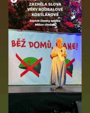 Eva Holubová Instagram - Ach, az ted jsem to rozdejchala!!! Ale poporadku. Nakonec jsem na malou demonstraci “Běž domu, Ivane” jela sama. Pomalu se pred ruskou ambasadu zacali schazet ucastnici. Vetsina meho veku a vys. Rikala jsem si, mladi z Cloveka v tisni, Milionu chvilek, Pameti naroda nam “starsim a výše” usporadali demonstraci. Ihned jsme se potkali s @vyhlidalovasarka . Byla s pritelkyni a ja se okamzite prestala citit sama. Hned mne vzaly do party. Na zacatku moderatorka setkani, uzasne vtipne a s nadsazkou privitala ČESKOU PRORUSKOU TV, nevim, kde vysila a ani ji zatim nemohu prijit na jmeno. Na poslednich fotkach vidite jeji stab. Ja uz toho prekrucovani pravdy mam dost. Jak muze nekdo tvrdit, ze nas tehdy obsadili Ukrajinci a ted je tu mame zas!! Tehdy nas obsadila armada SSSR a v ni byli prislusnici svazovych republik, tusim, ze jich bylo 15. Vojaci byli povolavani jako do valky, odmitnuti = dezerce= poprava. Cele to ridil Kreml v cele s Breznevem. Jestli nekdo argumentuje, ze ted tu mame Ukrajonce zase, pak to je manipulator nebo idiot. Ti lide jsou valecni uprchlici!!! Akorat agresor je opet z Kremlu. 

Zitra jsou dalsi akce, ale ja musim na vysetreni a jsem dost unavena po Bratislave, ktera byla krasna, ale zaroven i hruzne smutna. Diky politikum, kteri to tam ted vzali do svych pařátů. Ach, bratři, drzme se, pomahejme si, podporujme se. 
Nedopustme, aby se opakovalo to, co v roce 69, kdy budou bit Češi Čechy, Slovaci Slovaky. A vy, hrdinove Ukrajiny, at uz nastane ve vasi zemi mir, podepreny clenstvi v NATO, at se co nejrychleji rozviji s pomoci EU, jejiz se stanete clenem. Vite nekdo o projektech, ktere u nas financovala EU? ❤️✌🏻🕊Drzme se!!! Spolu to dokazeme a vrahy porazime.