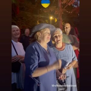 Eva Holubová Instagram - Ach, az ted jsem to rozdejchala!!! Ale poporadku. Nakonec jsem na malou demonstraci “Běž domu, Ivane” jela sama. Pomalu se pred ruskou ambasadu zacali schazet ucastnici. Vetsina meho veku a vys. Rikala jsem si, mladi z Cloveka v tisni, Milionu chvilek, Pameti naroda nam “starsim a výše” usporadali demonstraci. Ihned jsme se potkali s @vyhlidalovasarka . Byla s pritelkyni a ja se okamzite prestala citit sama. Hned mne vzaly do party. Na zacatku moderatorka setkani, uzasne vtipne a s nadsazkou privitala ČESKOU PRORUSKOU TV, nevim, kde vysila a ani ji zatim nemohu prijit na jmeno. Na poslednich fotkach vidite jeji stab. Ja uz toho prekrucovani pravdy mam dost. Jak muze nekdo tvrdit, ze nas tehdy obsadili Ukrajinci a ted je tu mame zas!! Tehdy nas obsadila armada SSSR a v ni byli prislusnici svazovych republik, tusim, ze jich bylo 15. Vojaci byli povolavani jako do valky, odmitnuti = dezerce= poprava. Cele to ridil Kreml v cele s Breznevem. Jestli nekdo argumentuje, ze ted tu mame Ukrajonce zase, pak to je manipulator nebo idiot. Ti lide jsou valecni uprchlici!!! Akorat agresor je opet z Kremlu. 

Zitra jsou dalsi akce, ale ja musim na vysetreni a jsem dost unavena po Bratislave, ktera byla krasna, ale zaroven i hruzne smutna. Diky politikum, kteri to tam ted vzali do svych pařátů. Ach, bratři, drzme se, pomahejme si, podporujme se. 
Nedopustme, aby se opakovalo to, co v roce 69, kdy budou bit Češi Čechy, Slovaci Slovaky. A vy, hrdinove Ukrajiny, at uz nastane ve vasi zemi mir, podepreny clenstvi v NATO, at se co nejrychleji rozviji s pomoci EU, jejiz se stanete clenem. Vite nekdo o projektech, ktere u nas financovala EU? ❤️✌🏻🕊Drzme se!!! Spolu to dokazeme a vrahy porazime.