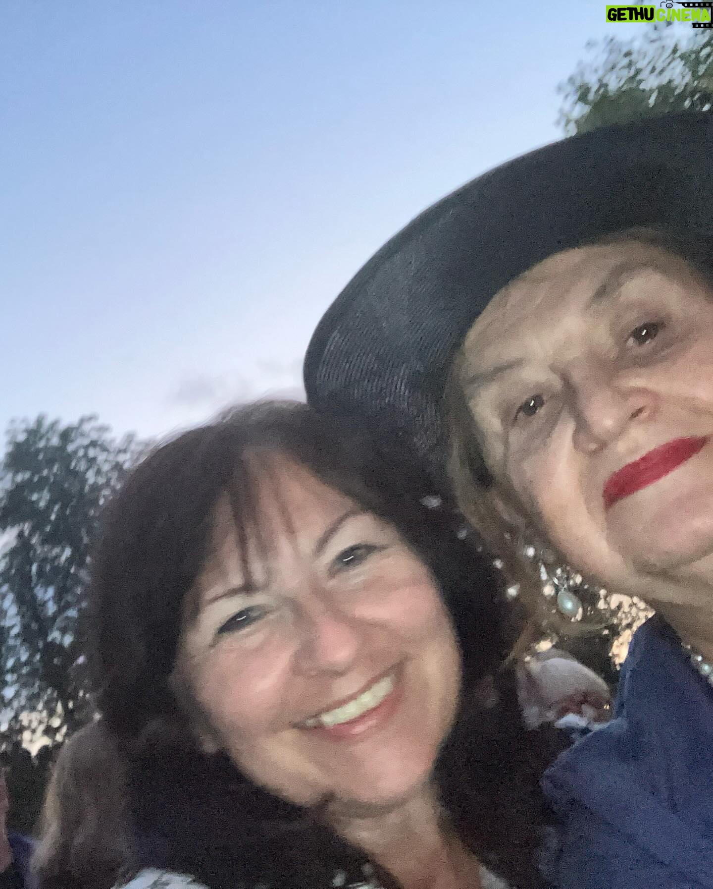 Eva Holubová - 1.8K Likes - Ach, az ted jsem to rozdejchala!!! Ale poporadku. Nakonec jsem na malou demonstraci “Běž domu, Ivane” jela sama. Pomalu se pred ruskou ambasadu zacali schazet ucastnici. Vetsina meho veku a vys. Rikala jsem si, mladi z Cloveka v tisni, Milionu chvilek, Pameti naroda nam “starsim a výše” usporadali demonstraci. Ihned jsme se potkali s @vyhlidalovasarka . Byla s pritelkyni a ja se okamzite prestala citit sama. Hned mne vzaly do party. Na zacatku moderatorka setkani, uzasne vtipne a s nadsazkou privitala ČESKOU PRORUSKOU TV, nevim, kde vysila a ani ji zatim nemohu prijit na jmeno. Na poslednich fotkach vidite jeji stab. Ja uz toho prekrucovani pravdy mam dost. Jak muze nekdo tvrdit, ze nas tehdy obsadili Ukrajinci a ted je tu mame zas!! Tehdy nas obsadila armada SSSR a v ni byli prislusnici svazovych republik, tusim, ze jich bylo 15. Vojaci byli povolavani jako do valky, odmitnuti = dezerce= poprava. Cele to ridil Kreml v cele s Breznevem. Jestli nekdo argumentuje, ze ted tu mame Ukrajonce zase, pak to je manipulator nebo idiot. Ti lide jsou valecni uprchlici!!! Akorat agresor je opet z Kremlu.
Zitra jsou dalsi akce, ale ja musim na vysetreni a jsem dost unavena po Bratislave, ktera byla krasna, ale zaroven i hruzne smutna. Diky politikum, kteri to tam ted vzali do svych pařátů. Ach, bratři, drzme se, pomahejme si, podporujme se.
Nedopustme, aby se opakovalo to, co v roce 69, kdy budou bit Češi Čechy, Slovaci Slovaky. A vy, hrdinove Ukrajiny, at uz nastane ve vasi zemi mir, podepreny clenstvi v NATO, at se co nejrychleji rozviji s pomoci EU, jejiz se stanete clenem. Vite nekdo o projektech, ktere u nas financovala EU? ❤️✌🏻🕊Drzme se!!! Spolu to dokazeme a vrahy porazime.