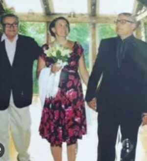 Eva Holubová Instagram - Odjezd odlozen, vcera vycerpavajici den pro celou posadku ( @holu_ka a já a Ešus). Nechceme stres, i cesta musi byt na pohodu. A ja aspon “oslavim” vecer vyroci svatby s manzelem. Nevim ale kolikate?!😳😂 Marti, nevis??🙏 Byl to dalsi krasny z mych zivotnich dnu. Vybrala jsem si dobre, coz jsem ted vyrazne pocitila, kdyz jsem potrebovala psychicky povzbudit a fyzicky pomoc. Bajecne snidane meho manžela do postele, bajecne nastartuji kazdy den. Velke diky posilam, Milosku, tam nahoru. Tys to vymyslel, aspon ja si to tak pamatuju, cele jsi to sponzoroval, odvedl mne k oltari a spolu se “statni zastupkyni” statu Connecticut nas oddal. Ovsem stejne diky smerem k @martiinaforman , ktera to vse zaridila, objezdila se mnou, proste byla dobrou dusi celeho projektu. Na DAMU jsme meli ukol/etudu: ZAHRAT CO S NAMI BUDE ZA 30 let, setkani studentu. Moji spoluzaci to pojali tenkrat tragicky. Jedem oslepl ( paradoxne se pak zivil praci v rozhlase). Ja jsem prijela s USA, privezla jsem jim pozdravy od Milose a ukazat sosku Oscara, kterou jsem vyhrala za jeho film. To jsem jeste Milose osobne neznala, ani jeho starsi kluky, mladsi jeste nebyli na svete. A hle, jak se to vyplnilo. Milos mne sice nereziroval ve svem filmu, ale na me svatbe.😂Meli jsme vyjit z kuchyne na urcity ton Dvorakova Larga. Ja jsem byla rozechvela, jak se na nevestu slusi a patri. Milos mi rekl at se uklidnim, narovnam a soustredim se, at neprosereme nastup. Dal mi znameni neznou herdou do zad a vyrazili jsme. Okamzite nam naskocily koutky nahoru. A pak uz nevim…Ani Oscara jsem nedostala, ale zato jsem nasla svuj SVATEJ GRÁL. Jsem za nej vdecna cim dal vic. A jsem vdecna o za to, ze si to uvedomuju. Casto se stava, ze bereme pozitivni veci naseho zivota jako samozrejmost a otravujeme svou mysl nezdary a prusvihy, ktere jsme zazili. Znam to dobre, taky k tomu mam sklony, taky jsem v tom jela. A asi ze zoufalstvi jsem se stala životní optimistkou. Prispela k tomu i moje prace v Jedlickarne, Divadlo Sklep, ale to uz je jiny pribeh. Nemuzete-li zmenit nepriznive okolnosti, zkuste zmenit uhel pohledu. 😂🙏🕊❤️Howgh!!! 💋