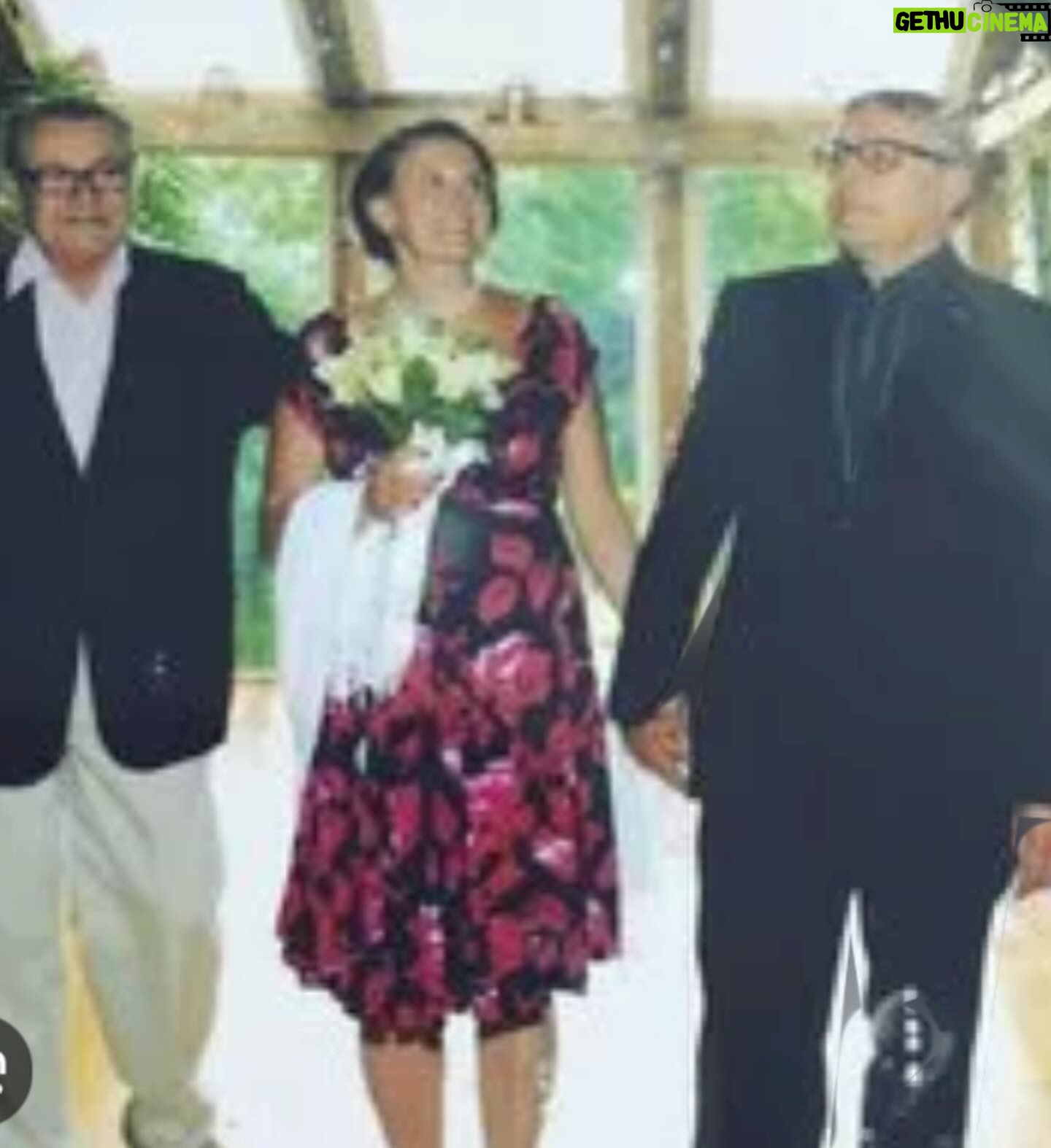 Eva Holubová - 1.4K Likes - Odjezd odlozen, vcera vycerpavajici den pro celou posadku ( @holu_ka a já a Ešus). Nechceme stres, i cesta musi byt na pohodu. A ja aspon “oslavim” vecer vyroci svatby s manzelem. Nevim ale kolikate?!😳😂 Marti, nevis??🙏 Byl to dalsi krasny z mych zivotnich dnu. Vybrala jsem si dobre, coz jsem ted vyrazne pocitila, kdyz jsem potrebovala psychicky povzbudit a fyzicky pomoc. Bajecne snidane meho manžela do postele, bajecne nastartuji kazdy den. Velke diky posilam, Milosku, tam nahoru. Tys to vymyslel, aspon ja si to tak pamatuju, cele jsi to sponzoroval, odvedl mne k oltari a spolu se “statni zastupkyni” statu Connecticut nas oddal. Ovsem stejne diky smerem k @martiinaforman , ktera to vse zaridila, objezdila se mnou, proste byla dobrou dusi celeho projektu. Na DAMU jsme meli ukol/etudu: ZAHRAT CO S NAMI BUDE ZA 30 let, setkani studentu. Moji spoluzaci to pojali tenkrat tragicky. Jedem oslepl ( paradoxne se pak zivil praci v rozhlase). Ja jsem prijela s USA, privezla jsem jim pozdravy od Milose a ukazat sosku Oscara, kterou jsem vyhrala za jeho film. To jsem jeste Milose osobne neznala, ani jeho starsi kluky, mladsi jeste nebyli na svete. A hle, jak se to vyplnilo. Milos mne sice nereziroval ve svem filmu, ale na me svatbe.😂Meli jsme vyjit z kuchyne na urcity ton Dvorakova Larga. Ja jsem byla rozechvela, jak se na nevestu slusi a patri. Milos mi rekl at se uklidnim, narovnam a soustredim se, at neprosereme nastup. Dal mi znameni neznou herdou do zad a vyrazili jsme. Okamzite nam naskocily koutky nahoru. A pak uz nevim…Ani Oscara jsem nedostala, ale zato jsem nasla svuj SVATEJ GRÁL. Jsem za nej vdecna cim dal vic. A jsem vdecna o za to, ze si to uvedomuju. Casto se stava, ze bereme pozitivni veci naseho zivota jako samozrejmost a otravujeme svou mysl nezdary a prusvihy, ktere jsme zazili. Znam to dobre, taky k tomu mam sklony, taky jsem v tom jela. A asi ze zoufalstvi jsem se stala životní optimistkou. Prispela k tomu i moje prace v Jedlickarne, Divadlo Sklep, ale to uz je jiny pribeh. Nemuzete-li zmenit nepriznive okolnosti, zkuste zmenit uhel pohledu. 😂🙏🕊❤️Howgh!!! 💋