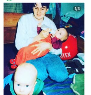Eva Holubová Instagram - 1.fotka: pred 31 lety mi touto dobou uz bylo vselijak. Ale zadni “poslickove”, jak jsou popisovani. Vedela jsem, ze bych mela odrodit, protoze muj lekar jel na dovolenou. No, uspisil porod pustenim plodove vody, ale zapomnel vysadit prasky na uvolneni delohy. A nastal nekonecny nekolika hodinovy porod, na ktery jsem se puvodne tesila a ktery jsme pretahli az do druheho dne. Ano, jsem si vedoma, ze toto je velke sousto pro bulvar. Pan doktor to myslel dobre a mel docela velke osobni starosti. Prvni nas vylet byl na Hradecek, kde to zrejme vsechno zacalo. Fotku mam az z druhe navstevy, od Bohdana Holomicka. Je to foto c. 5
Ja si uz vůbec nevzpominam na zivot pred detmi. Vybavuji se mi roky, kdy jsem byla ditetem, kdy jsem osirela, ale ta leta placani se ryby na suchu, az k letum ryby ve vode-tedy k zalozeni rodiny mam zasunuty. A byla to i krasna doba, nekdy kruta, nekdy jenom tezka, jindy ale plna poznani a dozravani, nabyti svobody, nejprve vnitrni, pak i verejne. Ale bez nich to nebylo ono. Lituju kazde chvilky, kdy jsem nebyla s nimi. Proc jsem sla tak brzy hrat? Protoze jsem par let pred nimi moc nehrala, uklizela jsem v jedny hospode, vedla s Barou Hrz. dramaticky krouzek pro mentalne postizene klienty, amazersky hrala hry Vaclava Havla v Divadle Na Tahu pod vedenim Andreje Kroba. Ale na profesionalni praci nabidky nebyly. Pak prisla jedna, zahranicni zakazka. Nataceni v zime v Tatrach. Byla jsem uz tehotna, odmitla jsem. A sla jsem deti vylezet na oddeleni rizikoveho tehotenstvi. Pul roku. Proto jsem asi pracovni nabidky prijimala prekotne, ze strachu, ze nebudou. A treba by nebyly. To uz je ted jedno. Zitra bude oslava. Neporadame ji, ale jsme s manzelem pozvani. Tesim se. 😂❤️🙏🕊A dekuju, Boze, za ty dva partaky, kteri ze mne udelali mamu a dnes se role pomalu obraci. Tedy uz se obratily, pro Tebe @holu_ka a @holu_ad to mozna neni uplna vyhra, ale ja se s vami citim milovana, svobodne a bezpecne. Dekuju.