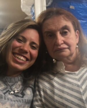 Eva Holubová Instagram - Ten vecer jsem se seznamila s @eva_samkova a @marekadamczyk_cz . Ten vecer jsem sla “na dozor” na Vysehrad. Ten vecer jsme davali Revizora, ktereho jsem ve @studio.dva rezirovala. Ten vecer mne pri piti coca coly pichla vosa. Je jasny kam, ze? Druhy den jsem tocila posledni dil Slunecne. To jsou ty dalsi fotografie. A za par dnu vysly v bulvaru moje fotografie z nataceni, ze jsem si nechala napichat rty a ze se to nepovedlo. To je docela presny obrazek o pravdivosti  nekterych zprav nasich medii. Napada mne, proc se tomu rika BULVAR? Vzdyt to je původně oznaceni o sirokou mestskou tridu, casto luxusni a vystavni.  Dneska to na mne vypadlo a hezky jsem se zasmala a vzpomela si, jak mi nektere divacky psaly slova soucitu a ptaly se, kde mi to tak zmrsily? 😂