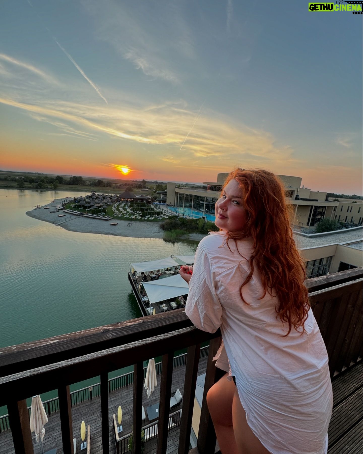 Eva Kramerová - 4.9K Likes - ✨😀❤️🔥weekend dump 🏊♀️🐥💁🏼♀️
50 minút od BRATisky je tento paradise 🫠
Smiali sme sa, dalo sa kúpať do polnoci, bol krásny sunset, super jedlo, nudistická jacuzza (vlastne celá zóna) , kopec bazénov a sáun ale aj kúpanie v jazere 🐟… Za mňa 10 z 10 😀❤️🔥
Ak by ste chceli dat príjemný vikend a nemusieť cestovať ďaleko … toto je to miesto 🧡
Vidime sa na jeseň @stmartinsthermeundlodge 🔥👌🏻
Potrebuješ tam asap ísť ? 🥰