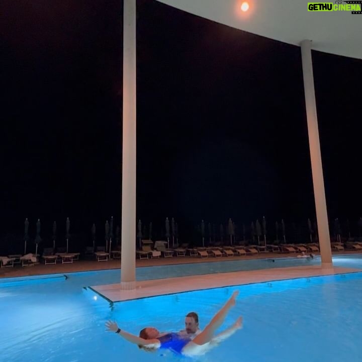 Eva Kramerová - 4.9K Likes - ✨😀❤️🔥weekend dump 🏊♀️🐥💁🏼♀️
50 minút od BRATisky je tento paradise 🫠
Smiali sme sa, dalo sa kúpať do polnoci, bol krásny sunset, super jedlo, nudistická jacuzza (vlastne celá zóna) , kopec bazénov a sáun ale aj kúpanie v jazere 🐟… Za mňa 10 z 10 😀❤️🔥
Ak by ste chceli dat príjemný vikend a nemusieť cestovať ďaleko … toto je to miesto 🧡
Vidime sa na jeseň @stmartinsthermeundlodge 🔥👌🏻
Potrebuješ tam asap ísť ? 🥰