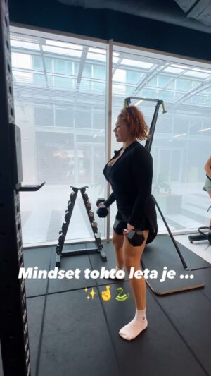 Eva Kramerová Instagram - 🐍 kobra in the making 🐍
This is your sign sa premôcť …😀
Po operácií som si povedala že sa budem snažiť urobiť všetko (dobré) pre svoje telo … lebo ma brutálne podržalo ❤️‍🔥 a tak aj keď sa mi niekedy nechce vždy si spomeniem ako som totálne bezvládna ležala a tešila sa kedy sa budem môcť zasa hýbať ✨ zdravé telo nie je samozrejmosť 🧡 tak sa mu poďakujme, lubkajme ho a vážme si ho nech je akékoľvek … malé či veľké ❤️‍🔥