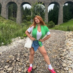 Eva Kramerová Instagram - Syseľ is my spirit animal ❤️‍🔥 🦫
Omg 🌸😵‍💫 Sysle sú strašná láska 💗 3 roky sa tu snažim dostat ! Raz som bola blizko … s vtedajsim frajerom aka Mr.Right ( ale ako sa ukázalo bol skôr “right now” sme boli v Telgarte na kávičke a po ceste na syslovisko sme sa stratili (je to od seba 20 minút 😅) … Ja mam vyborný orientačný zmysel ale s ním som sa vedela stratiť aj na ceste do Viedne ( skončili sme v Hainburgu na kopci 😀😀😀 mam tušenie že oba razy som šoférovala ja 😀😀😀 
Proste niekedy sa viem takto stratiť aj na cestách aj v tych vztahoch 😄🤝🌸 ale aspoň sú dobré zážitky a už aj tie sysle som videla ! Všetko cajk 🪄