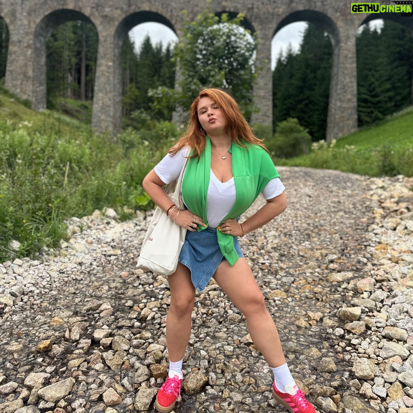 Eva Kramerová - 6.1K Likes - Syseľ is my spirit animal ❤️🔥 🦫
Omg 🌸😵💫 Sysle sú strašná láska 💗 3 roky sa tu snažim dostat ! Raz som bola blizko … s vtedajsim frajerom aka Mr.Right ( ale ako sa ukázalo bol skôr “right now” sme boli v Telgarte na kávičke a po ceste na syslovisko sme sa stratili (je to od seba 20 minút 😅) … Ja mam vyborný orientačný zmysel ale s ním som sa vedela stratiť aj na ceste do Viedne ( skončili sme v Hainburgu na kopci 😀😀😀 mam tušenie že oba razy som šoférovala ja 😀😀😀
Proste niekedy sa viem takto stratiť aj na cestách aj v tych vztahoch 😄🤝🌸 ale aspoň sú dobré zážitky a už aj tie sysle som videla ! Všetko cajk 🪄