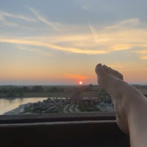 Eva Kramerová Instagram - ✨😀❤️‍🔥weekend dump 🏊‍♀️🐥💁🏼‍♀️
50 minút od BRATisky je tento paradise 🫠 
Smiali sme sa, dalo sa kúpať do polnoci, bol krásny sunset, super jedlo, nudistická jacuzza (vlastne celá zóna) , kopec bazénov a sáun ale aj kúpanie v jazere 🐟… Za mňa 10 z 10 😀❤️‍🔥
Ak by ste chceli dat príjemný vikend a nemusieť cestovať ďaleko … toto je to miesto 🧡
Vidime sa na jeseň @stmartinsthermeundlodge 🔥👌🏻
Potrebuješ tam asap ísť ? 🥰