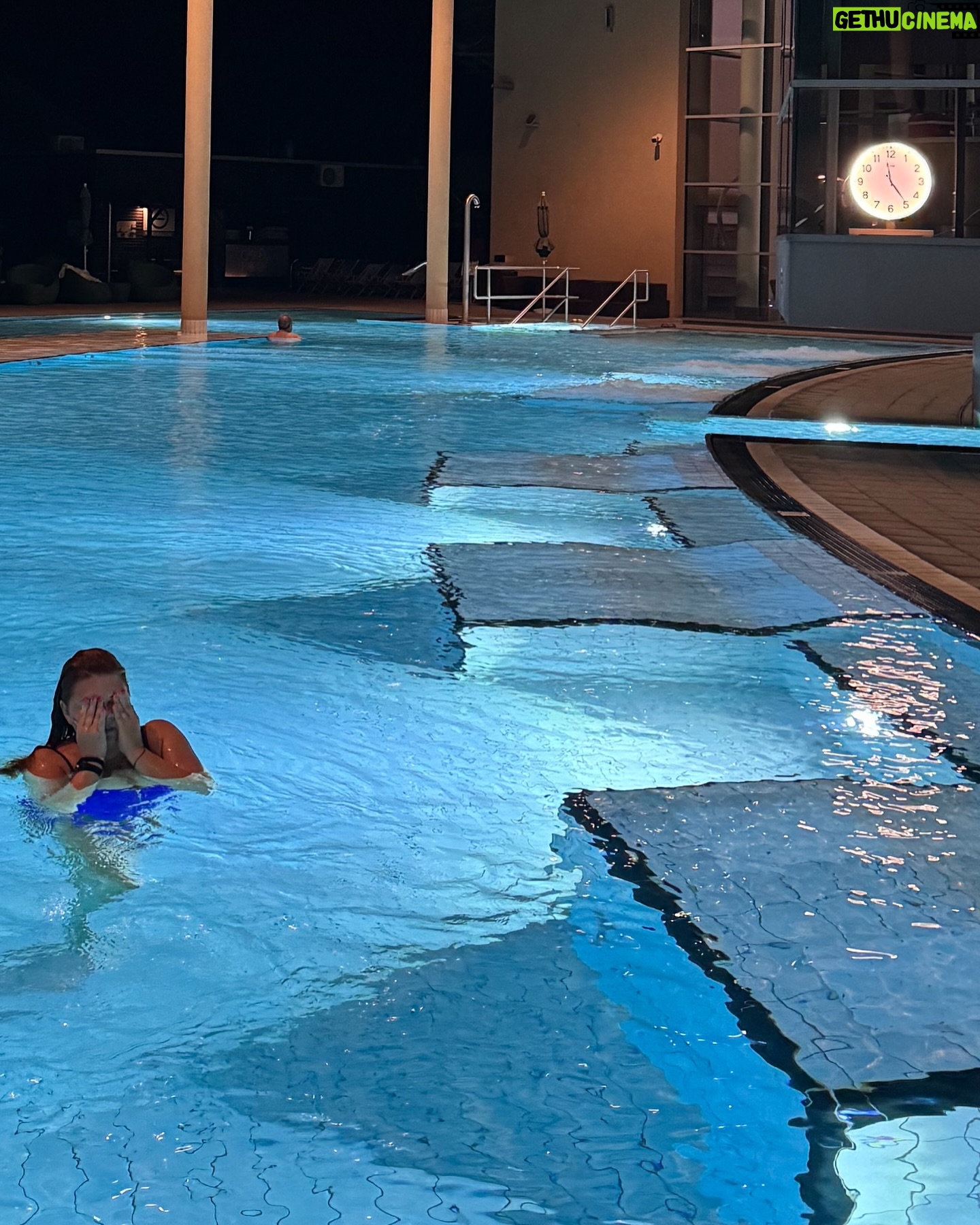 Eva Kramerová - 4.9K Likes - ✨😀❤️🔥weekend dump 🏊♀️🐥💁🏼♀️
50 minút od BRATisky je tento paradise 🫠
Smiali sme sa, dalo sa kúpať do polnoci, bol krásny sunset, super jedlo, nudistická jacuzza (vlastne celá zóna) , kopec bazénov a sáun ale aj kúpanie v jazere 🐟… Za mňa 10 z 10 😀❤️🔥
Ak by ste chceli dat príjemný vikend a nemusieť cestovať ďaleko … toto je to miesto 🧡
Vidime sa na jeseň @stmartinsthermeundlodge 🔥👌🏻
Potrebuješ tam asap ísť ? 🥰