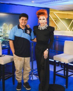 Eva Le Queen Instagram - Eva Le Queen, Patrol ng Pilipino 🇵🇭✨

It’s press day with @abscbnnews! 🎥 

Special thanks to @josiahvantonio and @arielrojasph for the tour! Next time, as Star Patroller na ha. ⭐️👀