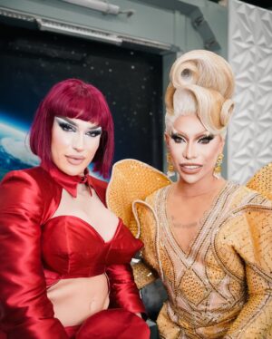 Eva Le Queen Instagram - What a crazy weekend that was! 🌎💫

Thank you so much @rupaulsdragcon LA for yet another unforgettable con! Can’t wait to see you all again at DragCon UK 2025. ❤️ Swipe all the way to the left for my favorite kiki. 👀

Custom look by the amazing @ehrranmontoya 
Hair by @the.jquinn 
Photo and video by @playbyplayhouse