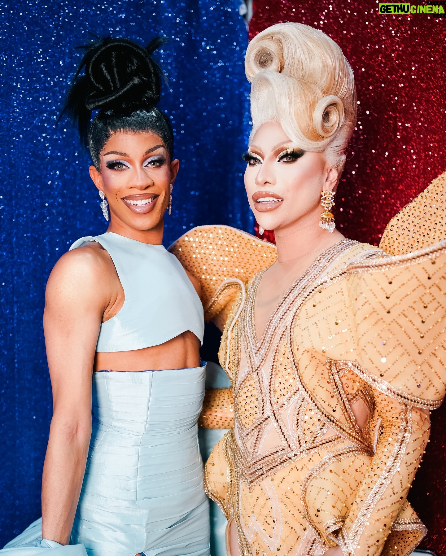 Eva Le Queen - 7.3K Likes - What a crazy weekend that was! 🌎💫
Thank you so much @rupaulsdragcon LA for yet another unforgettable con! Can’t wait to see you all again at DragCon UK 2025. ❤️ Swipe all the way to the left for my favorite kiki. 👀
Custom look by the amazing @ehrranmontoya
Hair by @the.jquinn
Photo and video by @playbyplayhouse