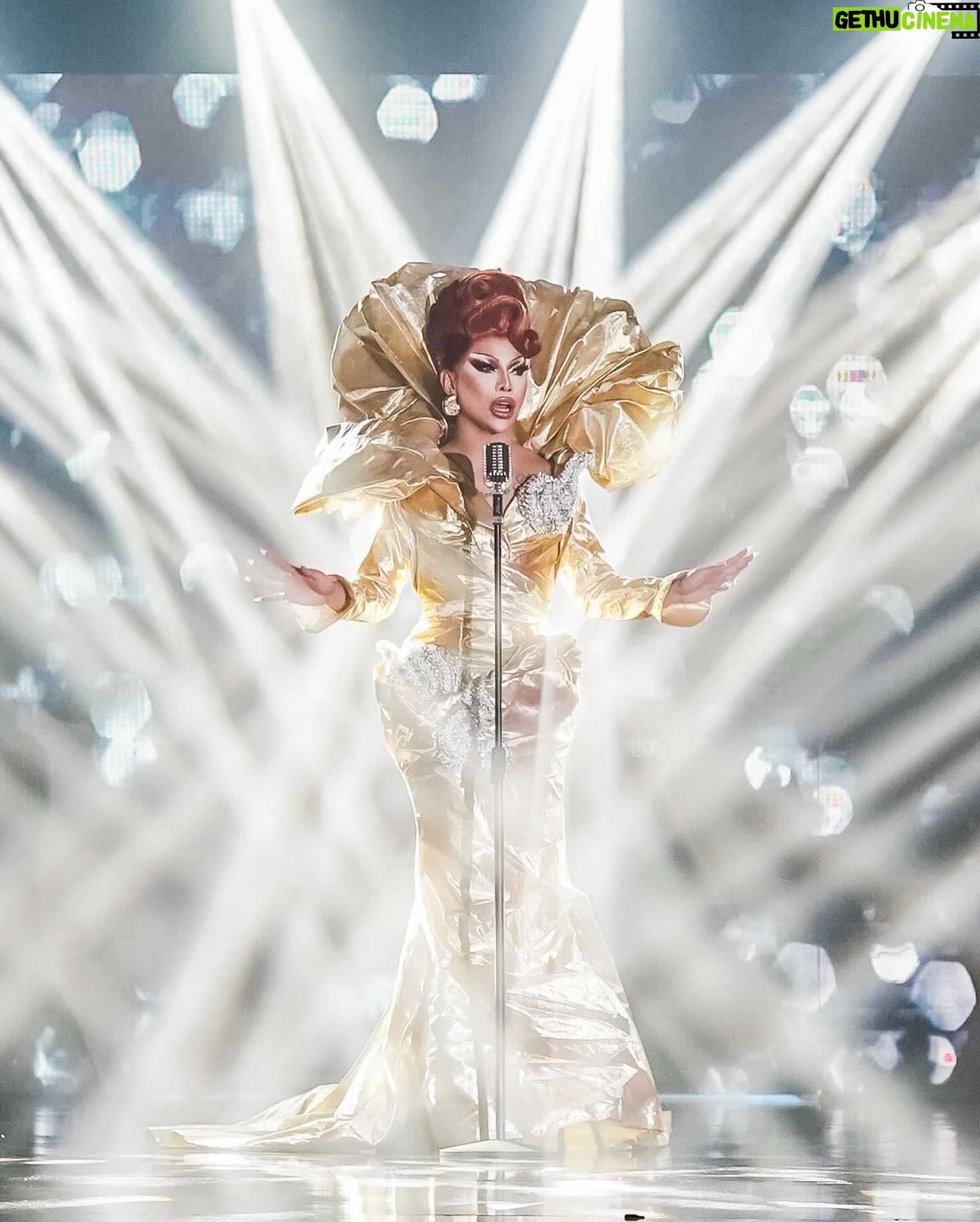 Eva Le Queen - 5K Likes - Mainstage ready 🏁
Hosting this Drag Race-inspired birthday extravaganza feels right in my fantasy. 😌
Want to bring this level of fabulousness to your event? For bookings and inquiries, email us at werk@theplayhouse.ph.
Hair by @the.jquinn
Gold Look by @jangarciadesigns
Pink Look by @jobdacon
Photo by @playbyplayhouse @jeannedillon