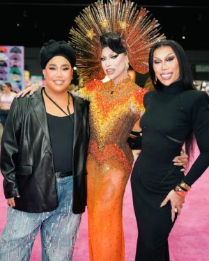 Eva Le Queen Instagram - Walking the pink carpet as your Filipina Global Glamazon 🌎🇵🇭

Wearing custom couture by @leoalmodal 
Headpiece & Earrings by @leoalmodal
Styled by @ryujishiomitsu