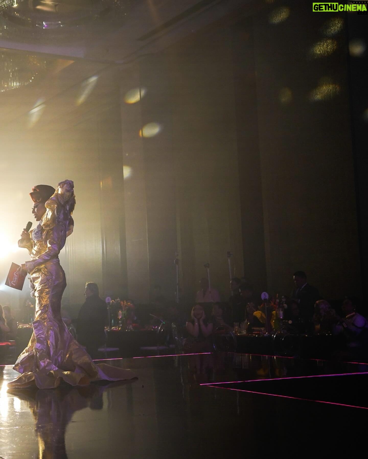 Eva Le Queen - 5K Likes - Mainstage ready 🏁
Hosting this Drag Race-inspired birthday extravaganza feels right in my fantasy. 😌
Want to bring this level of fabulousness to your event? For bookings and inquiries, email us at werk@theplayhouse.ph.
Hair by @the.jquinn
Gold Look by @jangarciadesigns
Pink Look by @jobdacon
Photo by @playbyplayhouse @jeannedillon