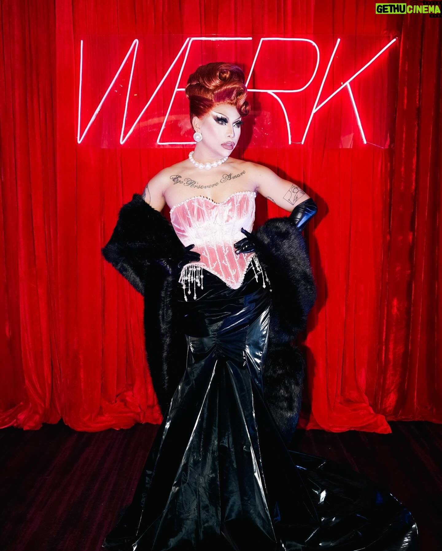 Eva Le Queen - 5K Likes - Mainstage ready 🏁
Hosting this Drag Race-inspired birthday extravaganza feels right in my fantasy. 😌
Want to bring this level of fabulousness to your event? For bookings and inquiries, email us at werk@theplayhouse.ph.
Hair by @the.jquinn
Gold Look by @jangarciadesigns
Pink Look by @jobdacon
Photo by @playbyplayhouse @jeannedillon