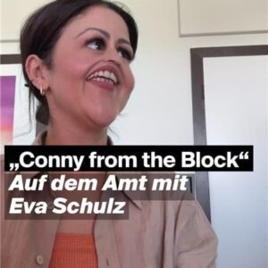 Eva Schulz Instagram - @conny.fromtheblock und @evaschulz zusammen auf dem Amt 😂 Wer‘s noch nicht gehört hat: husch, husch zur Podcast-Plattform eures Vertrauens! 🤝

#deutschland3000 #podcast #radio #interview #connyfromtheblock