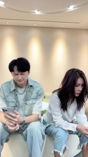 Eve Ai Instagram - ⠀
情侶吵架最討厭聽到? 你心中也有地雷金句嗎...
1. 隨便阿都可以
2. 你為什麼不能跟他一樣
3. 什麼都不說.. (冷戰)
4. 你要這樣想我也沒辦法🤷‍♂️
⠀
#陳建瑋 #艾怡良 #成見 #我們抱著成見變成不坦承相見