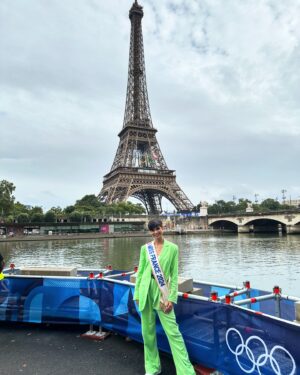 Ève Gilles Instagram - En place pour la cérémonie d’ouverture @paris2024 ✨

J’ai trop hâte que ça commence! Tous derrière nos athlètes français ! 🇫🇷🎉

@olympics 

#paris2024 #jo2024 #olympics #missfrance
