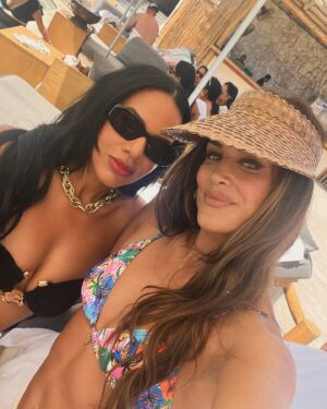 Eve Torres Instagram - There is something so magical, healing, and fulfilling when you bring together friends who have known each other 20  years. Making good friends in college is such a gift. I had the best time celebrating @ashantiakabusi  who has remained such a consistent, loyal, and loving friend in my life over all these years. I am SO grateful for her friendship. We laughed, we cried, we vibed, we ate, we manifested, and reminisced. My heart is so full with these new memories made. Love you 
@ashantiakabusi @hoperelan @amhebert225 @boler_amber1 @msfitziebaby