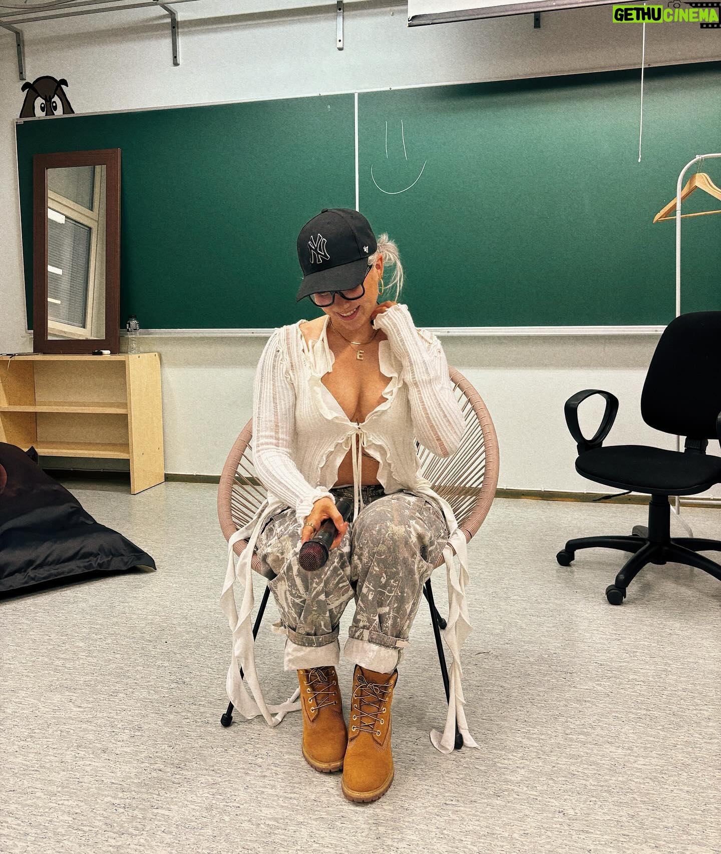 Evelina - 5.5K Likes - Oli ihana keikka eilen ja ihanaa studiol tänää <3 wheeee