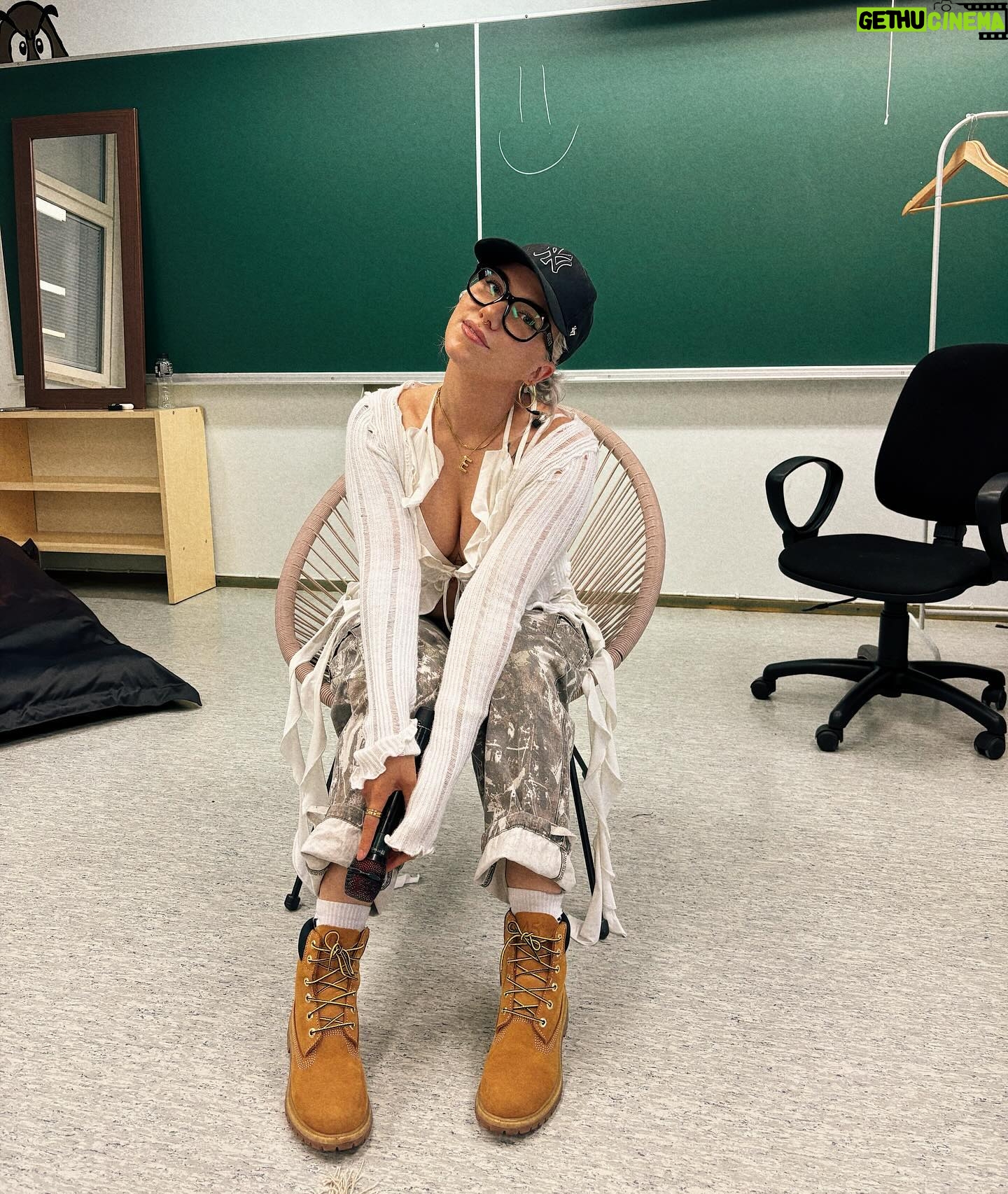 Evelina - 5.5K Likes - Oli ihana keikka eilen ja ihanaa studiol tänää <3 wheeee