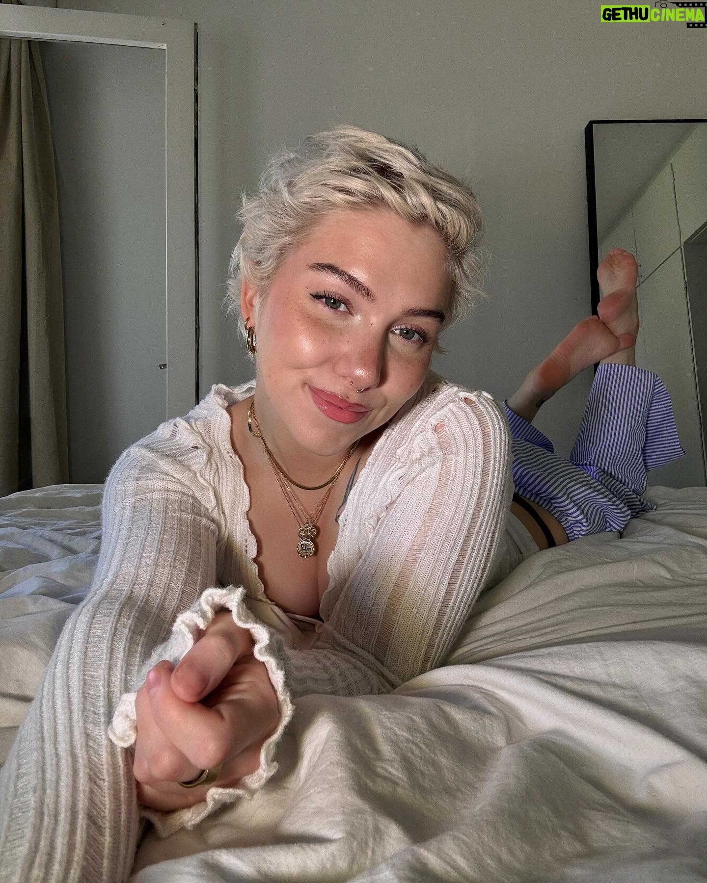 Evelina - 5.4K Likes - 1. Kivaa keskikesää 🩷 mulle kuuluu hyvää! Ollaan treenattu kesän settii kovaa, pian alkaa festarikeikat ja oon tosi innoissani ja ylpee mun crewistä <3 mun vapailla mä oon keskittyny palautumiseen ja pelannu paljon bg3 🧌
2. Uutta: kesägrillzit
3. Ja lasit!! Must on hauskaa et voi koska vaan päättää et nyt on nähny tarpeeks ja heikentää resoluutioo
4. Phil chil